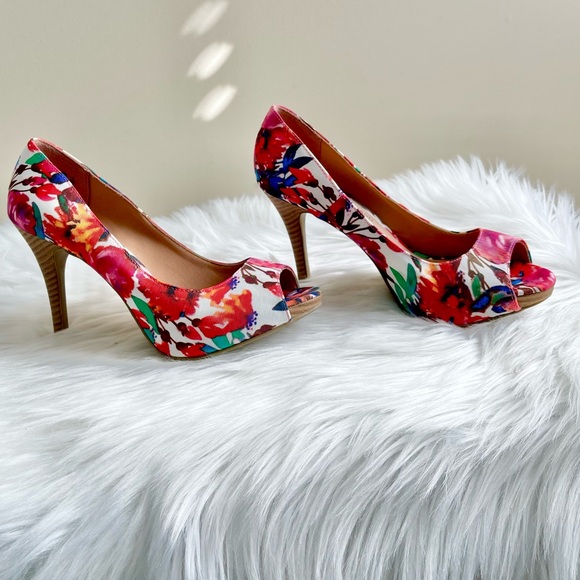 NWOT Christian Siriano Multicolored Floral Heels - Picture 2 of 6